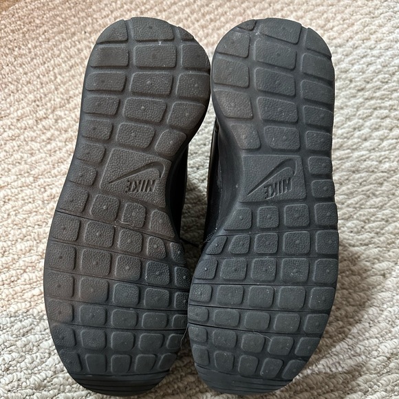 Nike Roshe One Mid Winter GS - WORN ONCE - Picture 4 of 4